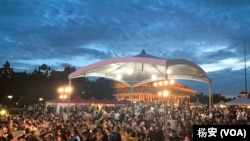 数百位民众聚集台北的中正纪念堂,悼念中国六四事件的牺牲者。(美国之音特约记者杨安拍摄)。