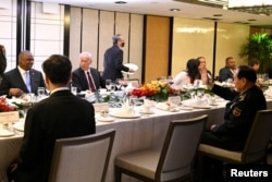 美国国防部长奥斯汀(左一)与中国国防部长魏凤和(右一)在新加坡香格里拉安全论坛期间举行首次面对面会谈。(2022年6月11日)