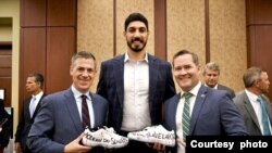 美国职业篮球运动员埃内斯·坎特·自由(图中)6月8日受邀至国会众议院共和党研究委员会就中国人权问题发表演说,会后与共和党人合影。(照片来源:众议院共和党研究委员会 House Republican Study Committee)