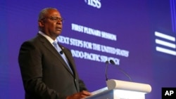 2022年6月11日,美国国防部长奥斯汀在新加坡举行的香格里拉对话的全体会议上发表讲话。