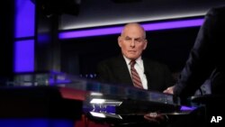 Chánh Văn phòng Nhà Trắng John Kelly nói với các nhà lập pháp gốc Mỹ Latin trong một cuộc họp hôm thứ Tư rằng một số quan điểm về vấn đề nhập cư của ông Trump trong chiến dịch là "thiếu hiểu biết," nhưng ngày hôm sau Tổng thống Trump đã phản bác phát biểu này.