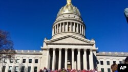 数以千计的西维吉尼亚州教师在查尔斯顿的州议会大厦外集会。(2018年2月26日)