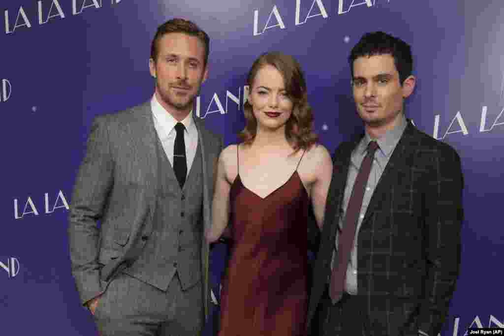 浪漫音乐剧《爱乐之城》(La La Land)的编剧兼导演达米恩·查泽雷和演员瑞恩·高斯林与艾玛·斯通在《爱乐之城》的伦敦放映会上(2017年1月12日)。