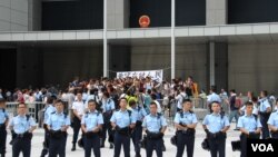 警方准备在公民广场清场前坚守的学生和市民高呼口号(美国之音图片/海彦拍摄)