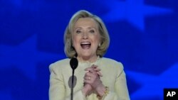 Колишня держсекретар США Гілларі Клінтон виступила на з'їзді Демократичної партії 19 серпня 2024 року. В 2016 році Клінтон увійшла в історію як перша жінка номінована для участі в президентських виборах від однієї з основних партій США