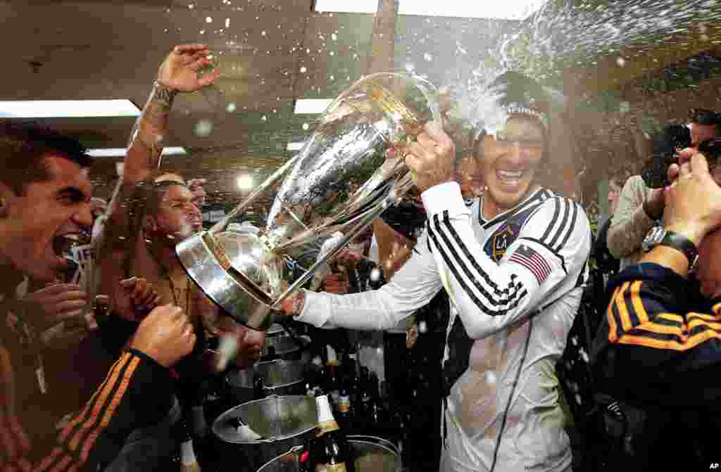 Beckham cùng đồng đội thuộc đội bóng Los Angeles Galaxy ăn mừng chức vô địch MLS Cup trong trận đấu đánh bại đội Houston Dynamo với tỷ số 3-1 ở Carson, bang California, ngày 1 tháng 12, 2012.