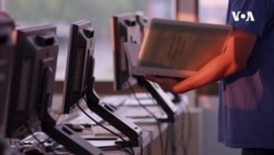 VOA英语视频: 非政府组织帮助低收入移民掌握计算机谋生技能 VOA英语视频: 非政府组织帮助低收入移民掌握计算机谋生技能