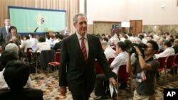 美国贸易代表弗罗曼在东京举行记者会后离开会场。(2013年8月19日)