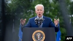 美国总统拜登在佐治亚州德卢斯“无限能源中心”的汽车露天集会上讲话。(2021年4月29日)