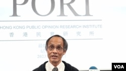 香港民意研究所主席钟庭耀2025年1月被警方国安处人员两度带走调查,民研办公室被警方搜查并带走多部电脑硬盘及大批文件。香港民研2月13日发声明,宣布无限期搁置自费调查项目,将会转型甚至结业。 (美国之音照片)