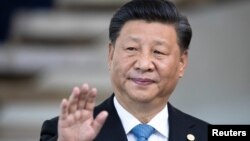 2019年11月14日,中国国家主席习近平在巴西的巴西利亚参加金砖国家峰会前向媒体致意。