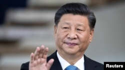 2019年11月14日,中国国家主席习近平在巴西的巴西利亚参加金砖国家峰会前向媒体致意。