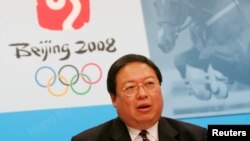 香港民政事务局局长何志平在新闻发布会上讲话,宣布2008北京奥运会的马术赛事将在香港举行,2005年7月8日