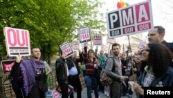 Nhóm "Oui, Oui, Oui, tụ tập ở Paris sau khi Quộc hội Pháp chấp thuận hôn nhân đồng tính,