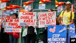 警察守卫在中国驻马尼拉领事馆门口。菲律宾环保人士抗议中国在有争议的南中国海岛礁建设军事设施(2017年1月24日)