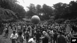 1967年6月,嬉皮士们聚集在旧金山的金门公园,庆祝夏季的到来