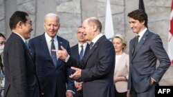 日本首相岸田文雄在与北约成员国领导人交谈。(从左往右:岸田文雄、拜登、斯托尔滕贝格、朔尔茨、欧洲委员会主席冯德莱恩、加拿大总理特鲁多)