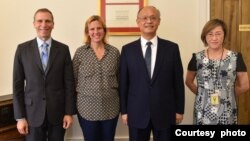 台湾行政院政务委员兼经贸总谈判代表邓振中(右2)2022年6月30日在华盛顿与美国副贸易代表沙拉·比亚奇(右3)会面 。(左1为美国在台协会经贸官员霍尔维兹,右1为台湾驻美代表处经济组组长胡启娟)( 驻美国台北经济文化代表处提供)