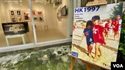 香港艺术家朱迅在香港主权移交25周年前，举办《HK1997》摄影展。 (美国之音/汤惠芸） 