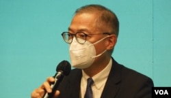 香港医务卫生局长卢宠茂表示,希望尽快实行类似中国内地“健康码”的防疫手机应用程式“安心出行”实名制,限制高风险及居家检疫人士在社区活动 (美国之音/汤惠芸)