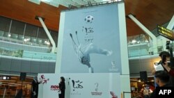 Peluncuran poster resmi FIFA World Cup 2022 di Bandara Internasional Hamad, Doha, Qatar, 15 Juni 2022. (Foto: KARIM JAAFAR / AFP)