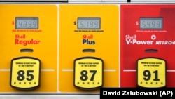 美国科罗拉多州一家加油站的价格显示。(2022年6月22日)