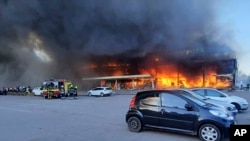 乌克兰国家紧急情况服务局提供的视频截图显示,克列门丘格市的一处购物中心遭到俄罗斯导弹袭击后起火燃烧。(2022年6月27日)