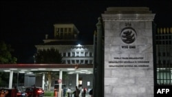 资料照:2022年6月17日,在日内瓦举行的世界贸易组织(WTO)第十二届部长级会议期间,代表团成员站在世贸组织总部的入口处。(法新社)