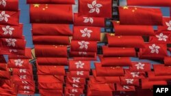 香港街头为庆祝香港主权回归中国25周年而悬挂的中国和香港旗帜。(2022年6月28日)