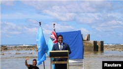 图瓦卢外长科菲(Simon Kofe)2021年11月5日站在海水里就全球气候变暖发表讲话。(路透社)