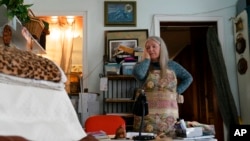 (资料照)2022年1月25日,在2021年感染过新型冠状病毒的67岁的纽约州居民南希·罗斯报告她有疲劳和记忆损失的症状。