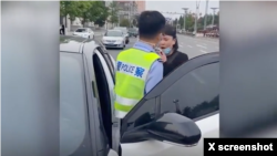2022年6月21日,丹东女子给父亲取药路上因黄码被身穿警服的封控人员拦截引发袭警事件。(网络视频截图)