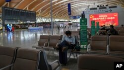 资料照:上海浦东国际机场的候机区 (2021年7月25日)