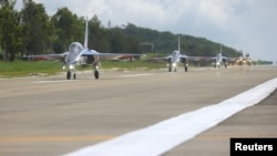 台湾展示在台东一个空军基地的台湾先进教练机。(2022年7月6日)