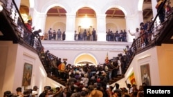 由于经济崩盘导致连续几个月的民怨沸腾,斯里兰卡成千上万的示威者星期六(7月9日)分别冲进首都科伦坡的总统官邸和秘书处,不过戈塔巴雅∙拉贾帕克萨(Gotabaya Rajapaksa)总统当时既不在官邸,也不在秘书处。