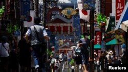 Para pejalan kaki tampak memadati wilayah Distrik Sugamo, Tokyo, di tengah cuaca panas yang melanda daerah tersebut pada 27 Juni 2022. (Foto: Reuters/Issei Kato)