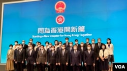 香港候任特首李家超6月19日率领新一届特区政府主要官员会见传媒。
(美国之音/汤惠芸)