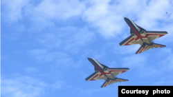 台湾自制新型喷气式教练机在台东空军基地上空飞行。(2022年7月6日)