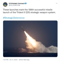 美国战略司令部6月17日公布称,美国海军“俄亥俄”级战略核潜艇在加尼福利亚以西海域连续发射4枚“三叉戟”II (D5LE)洲际弹道导弹。(照片来源:推特截图)