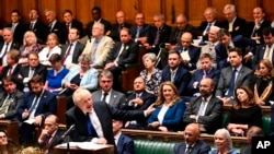 2022年7月6日,英国首相约翰逊面对英国下院对首相的质询回答问题。本照片由英国议会发布,美联社提供。