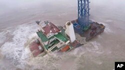 香港政府飞行服务队一架载有救险队员的直升机7月2日在距离香港南面186海里处的南中国海上试图营救一艘被台风“暹芭(Chaba)”吹毁正在沉没的工业支援船上的船员,目前只有3名船员获救,20多人失踪。-照片来自美联社