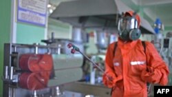 2022年6月16日,一名卫生官员在平壤化妆品工厂消毒工作场所的地板。据朝鲜国家媒体周五报道,数百个家庭患有一种不明肠道疾病,与此同时,朝鲜也在抗击新冠病毒疫情。