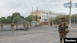 乌兹别克斯坦士兵出现在卡拉卡尔帕克斯坦首府努库斯的街道上。(2022年7月3日)