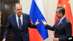 俄罗斯外长拉夫罗夫与中国国务委员兼外长王毅在本届G20外长会议开幕前在印尼巴厘岛举行会晤。(2022年7月7日)