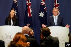 新西兰总理阿德恩(左)在悉尼访问期间和澳大利亚总理阿尔巴尼斯出席记者会。(2022年7月8日)