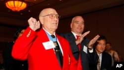 资料照片:“荣誉勋章”获得者赫歇尔·“伍迪”·威廉姆斯在亚特兰大参加全国爱国主义基金会主办的荣誉勋章午餐会。(2022年5月11日)