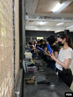国际防御性手枪协会(IDPA)于6月18日举办新手射击课程,女性学员占半数。(美国之音特约记者金谷摄)