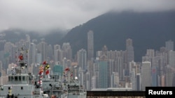 中国人民解放军海军舰艇在香港的一个海军基地停泊(2017年7月8日)。