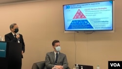 台湾国家发展委员会主任委员龚明鑫(左)2022年6月27日在华盛顿智库全球台湾研究中心就“美台在全球供应链重组的划时代合作”发表演讲。(美国之音锺辰芳拍摄)