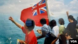 1997年主权移交前的渡轮上，摄影师朱迅拍摄到善信们向天向海撤冥纸，是否祈求神明保佑香港？ (美国之音/汤惠芸）